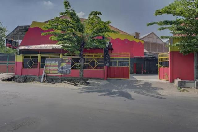 Super Oyo Capital O 3198 Sukomanunggal Inn Surabaya Exterior foto